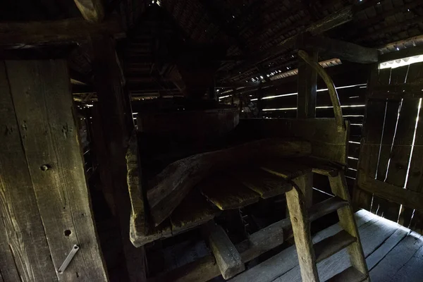 Yüzen değirmen dikdörtgen bir yapıdır, tahta duvarlar ve gabaytlı bir çatısı vardır, farklı boyutlarda, kürek şekilli pruva ile iki damara yerleştirilmiş köknar kiremitleri ile kaplıdır.