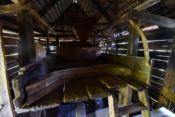 Yüzen değirmen dikdörtgen bir yapıdır, tahta duvarlar ve gabaytlı bir çatısı vardır, farklı boyutlarda, kürek şekilli pruva ile iki damara yerleştirilmiş köknar kiremitleri ile kaplıdır.