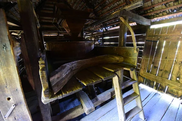 Yüzen değirmen dikdörtgen bir yapıdır, tahta duvarlar ve gabaytlı bir çatısı vardır, farklı boyutlarda, kürek şekilli pruva ile iki damara yerleştirilmiş köknar kiremitleri ile kaplıdır.