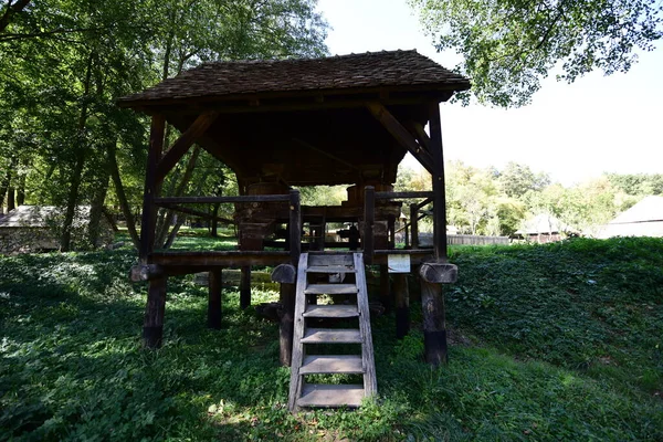 Mısır unu için el değirmeni ya da değirmeni merkezi ahşap saplı iki değirmen taşından oluşur, iki ayaklı destek çubuğu ile desteklenir, zemin seviyesinde dört tabanı vardır.