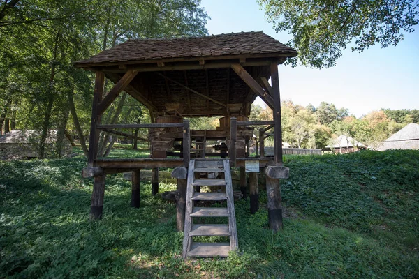 Mısır unu için el değirmeni ya da değirmeni merkezi ahşap saplı iki değirmen taşından oluşur, iki ayaklı destek çubuğu ile desteklenir, zemin seviyesinde dört tabanı vardır.