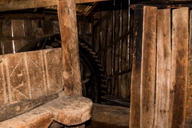 Sibiuortaçağ su değirmenindeki ortaçağ su değirmeni taş ya da ahşap direklerle desteklenen bir değirmendir. Değirmen taşlarını güden bir tekerleği vardır ve su kaynağı da bir kanalda üretilir.