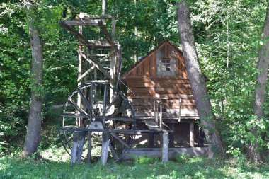 Sibiuortaçağ su değirmenindeki ortaçağ su değirmeni taş ya da ahşap direklerle desteklenen bir değirmendir. Değirmen taşlarını güden bir tekerleği vardır ve su kaynağı da bir kanalda üretilir.