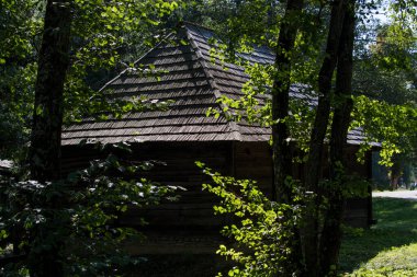 Sibiuortaçağ su değirmenindeki ortaçağ su değirmeni taş ya da ahşap direklerle desteklenen bir değirmendir. Değirmen taşlarını güden bir tekerleği vardır ve su kaynağı da bir kanalda üretilir.