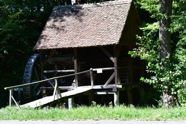 Sibiuortaçağ su değirmenindeki ortaçağ su değirmeni taş ya da ahşap direklerle desteklenen bir değirmendir. Değirmen taşlarını güden bir tekerleği vardır ve su kaynağı da bir kanalda üretilir.