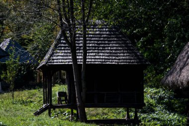 Sibiuortaçağ su değirmenindeki ortaçağ su değirmeni taş ya da ahşap direklerle desteklenen bir değirmendir. Değirmen taşlarını güden bir tekerleği vardır ve su kaynağı da bir kanalda üretilir.