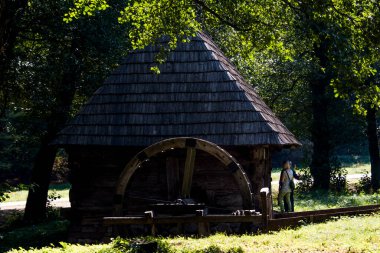 Sibiuortaçağ su değirmenindeki ortaçağ su değirmeni taş ya da ahşap direklerle desteklenen bir değirmendir. Değirmen taşlarını güden bir tekerleği vardır ve su kaynağı da bir kanalda üretilir.