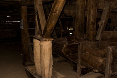 Sibiuortaçağ su değirmenindeki ortaçağ su değirmeni taş ya da ahşap direklerle desteklenen bir değirmendir. Değirmen taşlarını güden bir tekerleği vardır ve su kaynağı da bir kanalda üretilir.