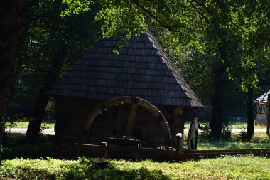 Sibiuortaçağ su değirmenindeki ortaçağ su değirmeni taş ya da ahşap direklerle desteklenen bir değirmendir. Değirmen taşlarını güden bir tekerleği vardır ve su kaynağı da bir kanalda üretilir.