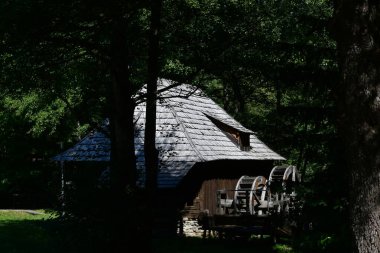 Sibiuortaçağ su değirmenindeki ortaçağ su değirmeni taş ya da ahşap direklerle desteklenen bir değirmendir. Değirmen taşlarını güden bir tekerleği vardır ve su kaynağı da bir kanalda üretilir.