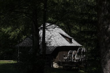Sibiuortaçağ su değirmenindeki ortaçağ su değirmeni taş ya da ahşap direklerle desteklenen bir değirmendir. Değirmen taşlarını güden bir tekerleği vardır ve su kaynağı da bir kanalda üretilir.