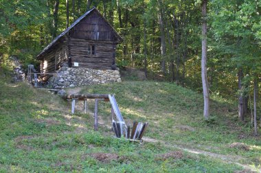 Sibiuortaçağ su değirmenindeki ortaçağ su değirmeni taş ya da ahşap direklerle desteklenen bir değirmendir. Değirmen taşlarını güden bir tekerleği vardır ve su kaynağı da bir kanalda üretilir.