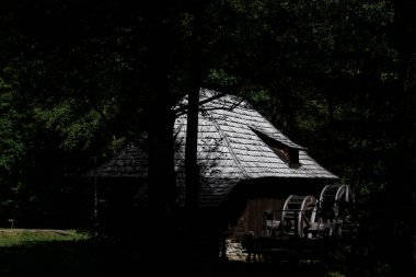 Sibiuortaçağ su değirmenindeki ortaçağ su değirmeni taş ya da ahşap direklerle desteklenen bir değirmendir. Değirmen taşlarını güden bir tekerleği vardır ve su kaynağı da bir kanalda üretilir.