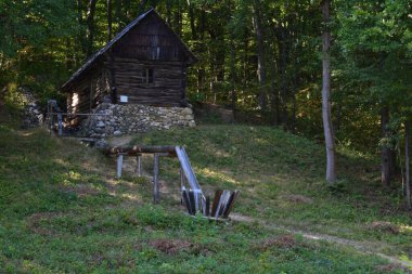 Sibiuortaçağ su değirmenindeki ortaçağ su değirmeni taş ya da ahşap direklerle desteklenen bir değirmendir. Değirmen taşlarını güden bir tekerleği vardır ve su kaynağı da bir kanalda üretilir.