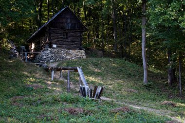 Sibiuortaçağ su değirmenindeki ortaçağ su değirmeni taş ya da ahşap direklerle desteklenen bir değirmendir. Değirmen taşlarını güden bir tekerleği vardır ve su kaynağı da bir kanalda üretilir.