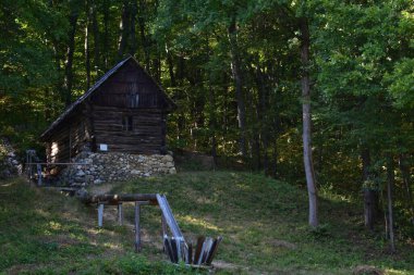 Sibiuortaçağ su değirmenindeki ortaçağ su değirmeni taş ya da ahşap direklerle desteklenen bir değirmendir. Değirmen taşlarını güden bir tekerleği vardır ve su kaynağı da bir kanalda üretilir.