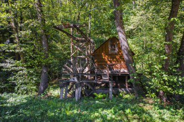 Sibiuortaçağ su değirmenindeki ortaçağ su değirmeni taş ya da ahşap direklerle desteklenen bir değirmendir. Değirmen taşlarını güden bir tekerleği vardır ve su kaynağı da bir kanalda üretilir.