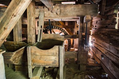 Sibiuortaçağ su değirmenindeki ortaçağ su değirmeni taş ya da ahşap direklerle desteklenen bir değirmendir. Değirmen taşlarını güden bir tekerleği vardır ve su kaynağı da bir kanalda üretilir.