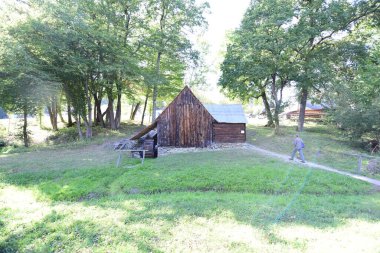 Sibiuortaçağ su değirmenindeki ortaçağ su değirmeni taş ya da ahşap direklerle desteklenen bir değirmendir. Değirmen taşlarını güden bir tekerleği vardır ve su kaynağı da bir kanalda üretilir.
