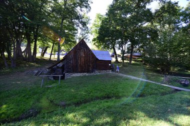 Sibiuortaçağ su değirmenindeki ortaçağ su değirmeni taş ya da ahşap direklerle desteklenen bir değirmendir. Değirmen taşlarını güden bir tekerleği vardır ve su kaynağı da bir kanalda üretilir.