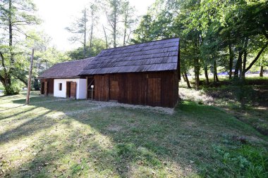 Sibiuortaçağ su değirmenindeki ortaçağ su değirmeni taş ya da ahşap direklerle desteklenen bir değirmendir. Değirmen taşlarını güden bir tekerleği vardır ve su kaynağı da bir kanalda üretilir.