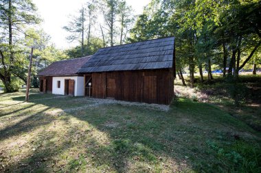 Sibiuortaçağ su değirmenindeki ortaçağ su değirmeni taş ya da ahşap direklerle desteklenen bir değirmendir. Değirmen taşlarını güden bir tekerleği vardır ve su kaynağı da bir kanalda üretilir.