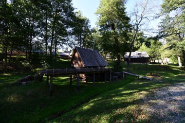Sibiuortaçağ su değirmenindeki ortaçağ su değirmeni taş ya da ahşap direklerle desteklenen bir değirmendir. Değirmen taşlarını güden bir tekerleği vardır ve su kaynağı da bir kanalda üretilir.
