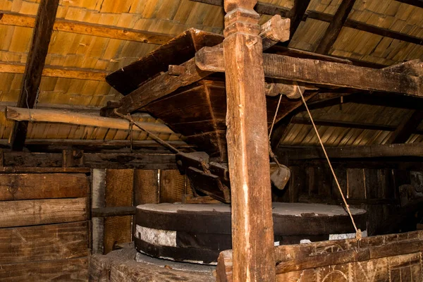 Sibiuortaçağ su değirmenindeki ortaçağ su değirmeni taş ya da ahşap direklerle desteklenen bir değirmendir. Değirmen taşlarını güden bir tekerleği vardır ve su kaynağı da bir kanalda üretilir.