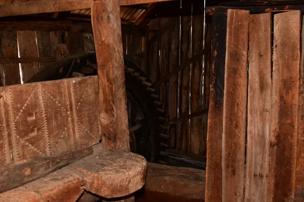 Sibiuortaçağ su değirmenindeki ortaçağ su değirmeni taş ya da ahşap direklerle desteklenen bir değirmendir. Değirmen taşlarını güden bir tekerleği vardır ve su kaynağı da bir kanalda üretilir.