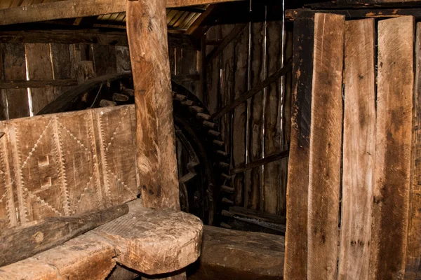 Sibiuortaçağ su değirmenindeki ortaçağ su değirmeni taş ya da ahşap direklerle desteklenen bir değirmendir. Değirmen taşlarını güden bir tekerleği vardır ve su kaynağı da bir kanalda üretilir.