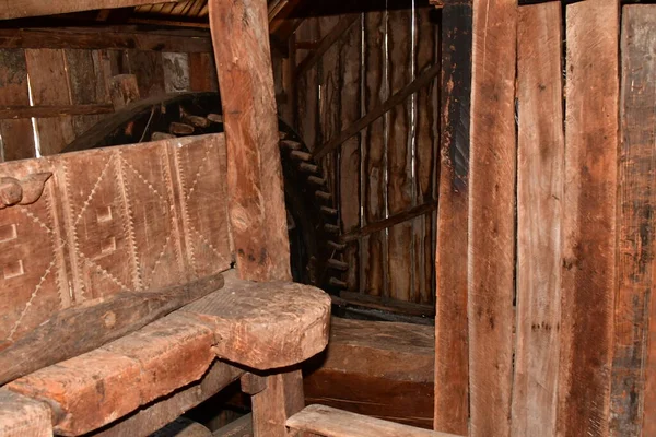 Sibiuortaçağ su değirmenindeki ortaçağ su değirmeni taş ya da ahşap direklerle desteklenen bir değirmendir. Değirmen taşlarını güden bir tekerleği vardır ve su kaynağı da bir kanalda üretilir.