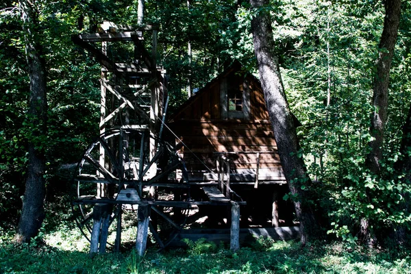 西比乌中世纪水磨坊森林中的中世纪水磨坊这是一座用木建造的水磨坊 由石头或木棍支撑 车轮驱动磨石 供水在运河上 — 图库照片