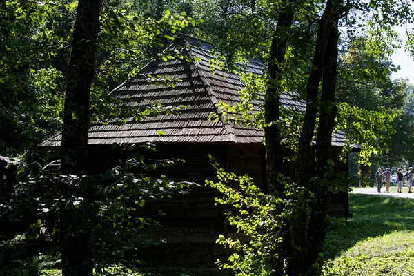 Sibiuortaçağ su değirmenindeki ortaçağ su değirmeni taş ya da ahşap direklerle desteklenen bir değirmendir. Değirmen taşlarını güden bir tekerleği vardır ve su kaynağı da bir kanalda üretilir.