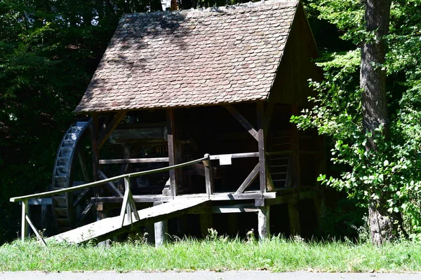 Sibiuortaçağ su değirmenindeki ortaçağ su değirmeni taş ya da ahşap direklerle desteklenen bir değirmendir. Değirmen taşlarını güden bir tekerleği vardır ve su kaynağı da bir kanalda üretilir.