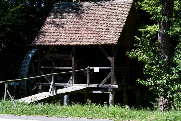 西比乌中世纪水磨坊森林中的中世纪水磨坊这是一座用木建造的水磨坊 由石头或木棍支撑 车轮驱动磨石 供水在运河上 — 图库照片