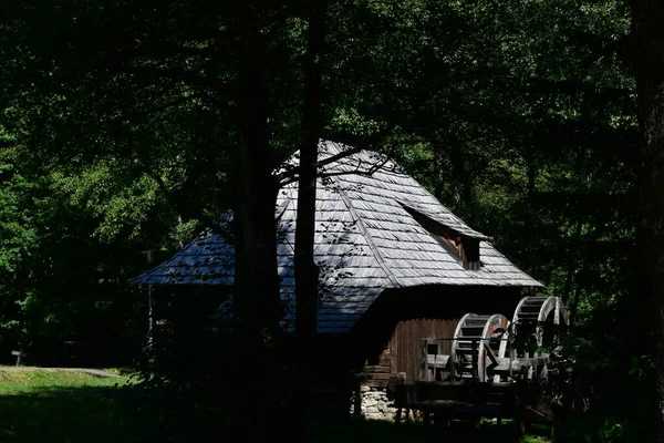 Middeleeuwse Watermolen Bossen Van Sibiumiddeleeuwse Watermolen Het Een Molen Gebouwd — Stockfoto