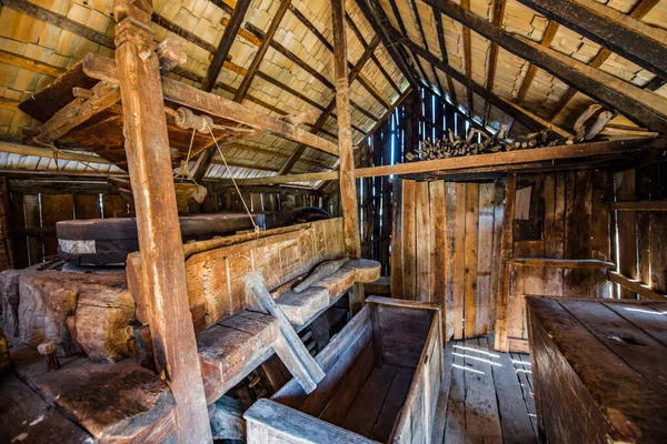 Sibiuortaçağ su değirmenindeki ortaçağ su değirmeni taş ya da ahşap direklerle desteklenen bir değirmendir. Değirmen taşlarını güden bir tekerleği vardır ve su kaynağı da bir kanalda üretilir.