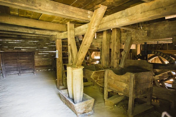 Sibiuortaçağ su değirmenindeki ortaçağ su değirmeni taş ya da ahşap direklerle desteklenen bir değirmendir. Değirmen taşlarını güden bir tekerleği vardır ve su kaynağı da bir kanalda üretilir.