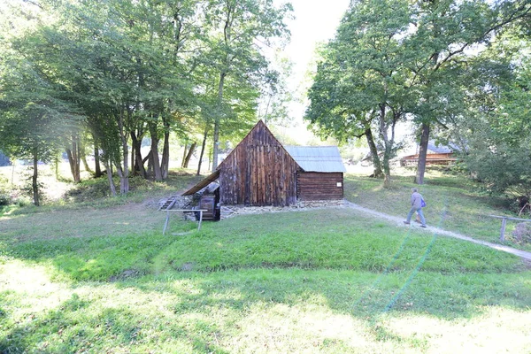 Sibiuortaçağ su değirmenindeki ortaçağ su değirmeni taş ya da ahşap direklerle desteklenen bir değirmendir. Değirmen taşlarını güden bir tekerleği vardır ve su kaynağı da bir kanalda üretilir.