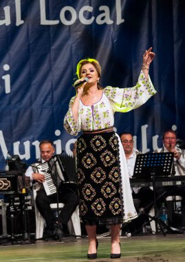 Banat, Romaniafolk kostüm giymiş sanatçı, geleneksel örgü işlemeli mavi veya kırmızı iplik, kucak, yelek, yarasa ve fotoğraf önde ve arkada pamuk iplik, kavana ve ipek iplik ile dikilmiş