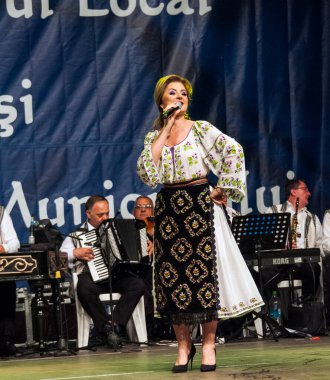 Banat, Romaniafolk kostüm giymiş sanatçı, geleneksel örgü işlemeli mavi veya kırmızı iplik, kucak, yelek, yarasa ve fotoğraf önde ve arkada pamuk iplik, kavana ve ipek iplik ile dikilmiş