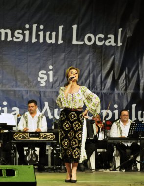 Banat, Romaniafolk kostüm giymiş sanatçı, geleneksel örgü işlemeli mavi veya kırmızı iplik, kucak, yelek, yarasa ve fotoğraf önde ve arkada pamuk iplik, kavana ve ipek iplik ile dikilmiş