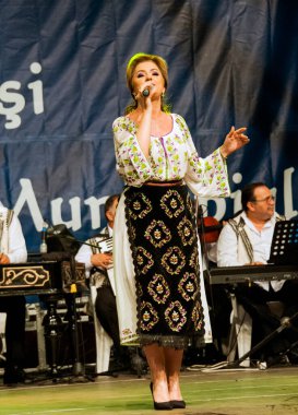 Banat, Romaniafolk kostüm giymiş sanatçı, geleneksel örgü işlemeli mavi veya kırmızı iplik, kucak, yelek, yarasa ve fotoğraf önde ve arkada pamuk iplik, kavana ve ipek iplik ile dikilmiş