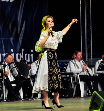 Banat, Romaniafolk kostüm giymiş sanatçı, geleneksel örgü işlemeli mavi veya kırmızı iplik, kucak, yelek, yarasa ve fotoğraf önde ve arkada pamuk iplik, kavana ve ipek iplik ile dikilmiş