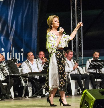 Banat, Romaniafolk kostüm giymiş sanatçı, geleneksel örgü işlemeli mavi veya kırmızı iplik, kucak, yelek, yarasa ve fotoğraf önde ve arkada pamuk iplik, kavana ve ipek iplik ile dikilmiş