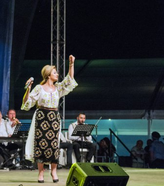 Banat, Romaniafolk kostüm giymiş sanatçı, geleneksel örgü işlemeli mavi veya kırmızı iplik, kucak, yelek, yarasa ve fotoğraf önde ve arkada pamuk iplik, kavana ve ipek iplik ile dikilmiş