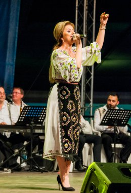 Banat, Romaniafolk kostüm giymiş sanatçı, geleneksel örgü işlemeli mavi veya kırmızı iplik, kucak, yelek, yarasa ve fotoğraf önde ve arkada pamuk iplik, kavana ve ipek iplik ile dikilmiş