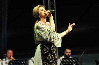 Banat, Romaniafolk kostüm giymiş sanatçı, geleneksel örgü işlemeli mavi veya kırmızı iplik, kucak, yelek, yarasa ve fotoğraf önde ve arkada pamuk iplik, kavana ve ipek iplik ile dikilmiş