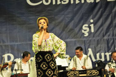 Banat, Romaniafolk kostüm giymiş sanatçı, geleneksel örgü işlemeli mavi veya kırmızı iplik, kucak, yelek, yarasa ve fotoğraf önde ve arkada pamuk iplik, kavana ve ipek iplik ile dikilmiş