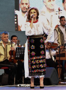 Banat, Romaniafolk kostüm giymiş sanatçı, geleneksel örgü işlemeli mavi veya kırmızı iplik, kucak, yelek, yarasa ve fotoğraf önde ve arkada pamuk iplik, kavana ve ipek iplik ile dikilmiş